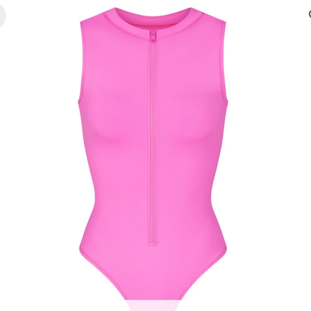 - SKIMS
One Piece Swimsuits
ZIP FRONT SLEEVELESS ONE PIECE